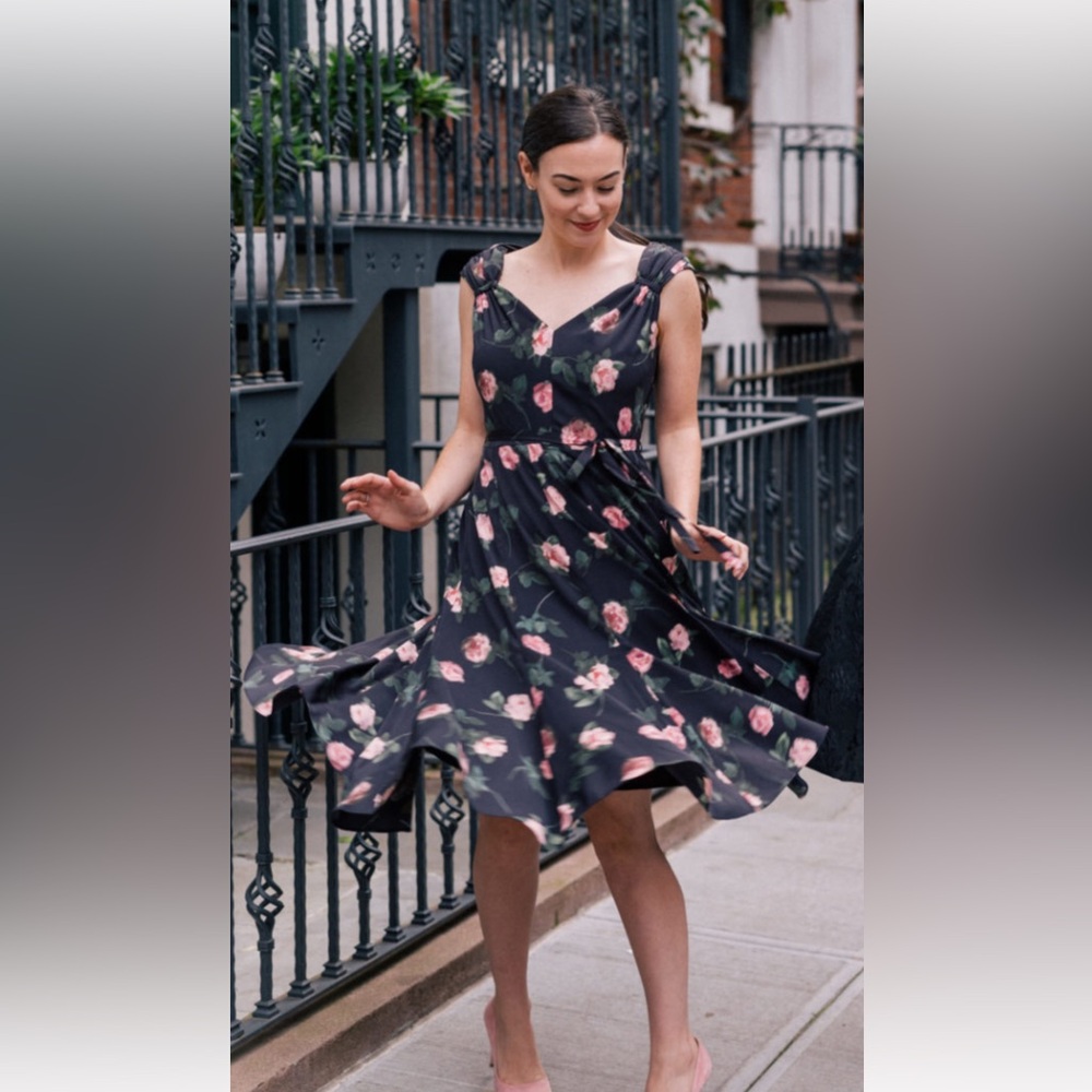 Gal Meets Glam “Sadie” Black Floral Dress ✨pockets✨ so soft! Amazing twirl!
